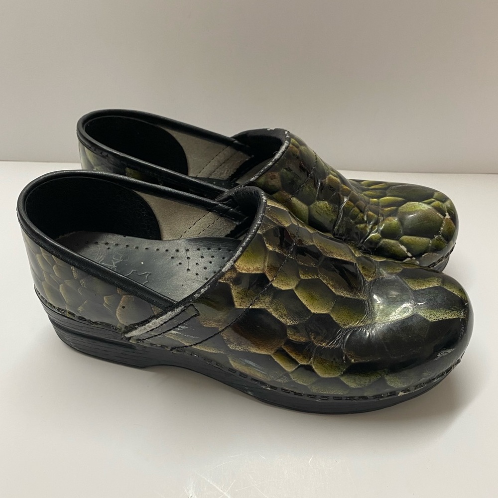 Dansko Reptile Print Green Clogs Nursing Professional Shoes Sz 39 8.5 - 9